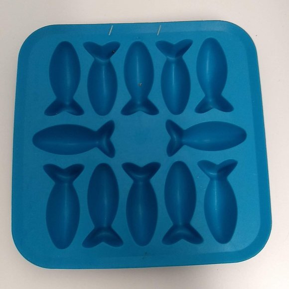 Lot of 6 Ice Cube Trays /Candy Molds Hearts-Chess-Cactus- Fish, Stars, Clam NEW - Picture 5 of 7